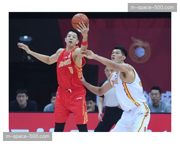 深圳马可波罗训练课重点演练底线穿插,顾全、贺希宁状态火热 深圳马可波罗训练课重点演练底线穿插,顾全、贺希宁状态火热