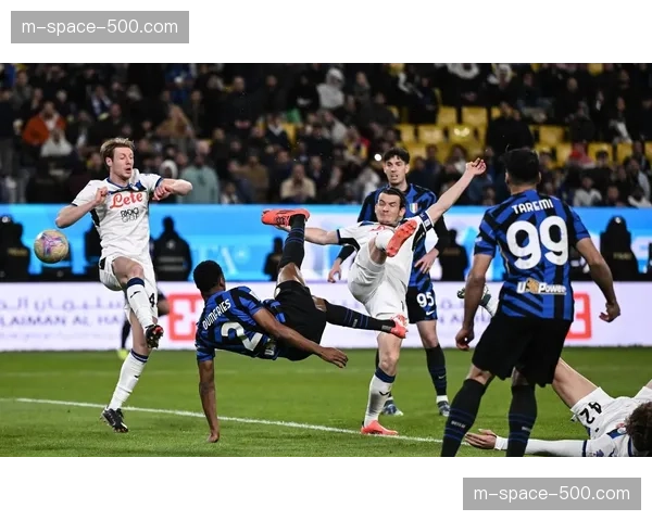 特写镜头：国米门将扑出哈兰德点球后，振臂怒吼激励队友。