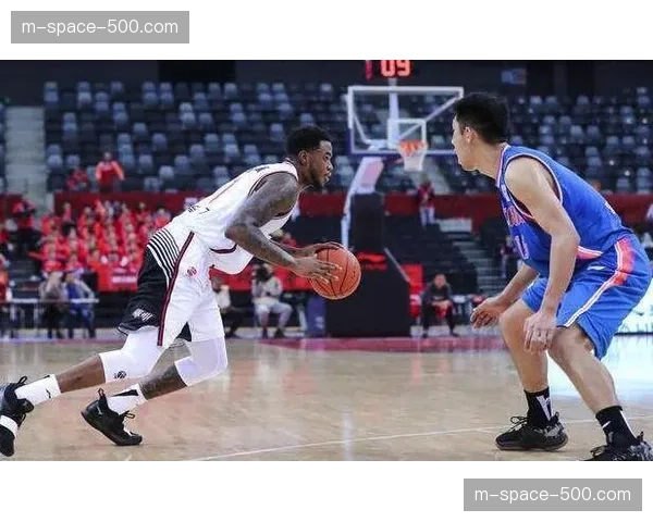 各队加练快攻防守，针对季后赛对手的攻守转换特点